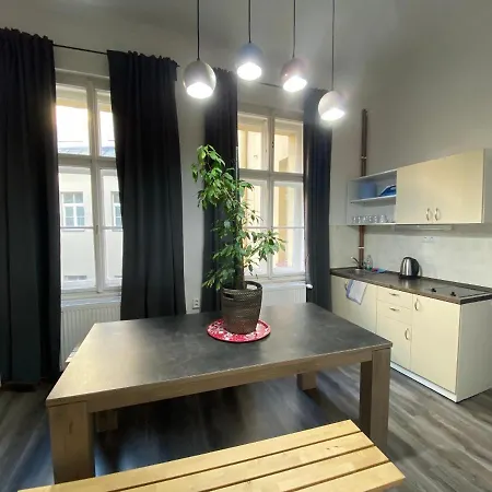 V Tunich Hostel Praag