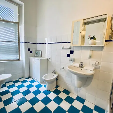V Tunich Hostel